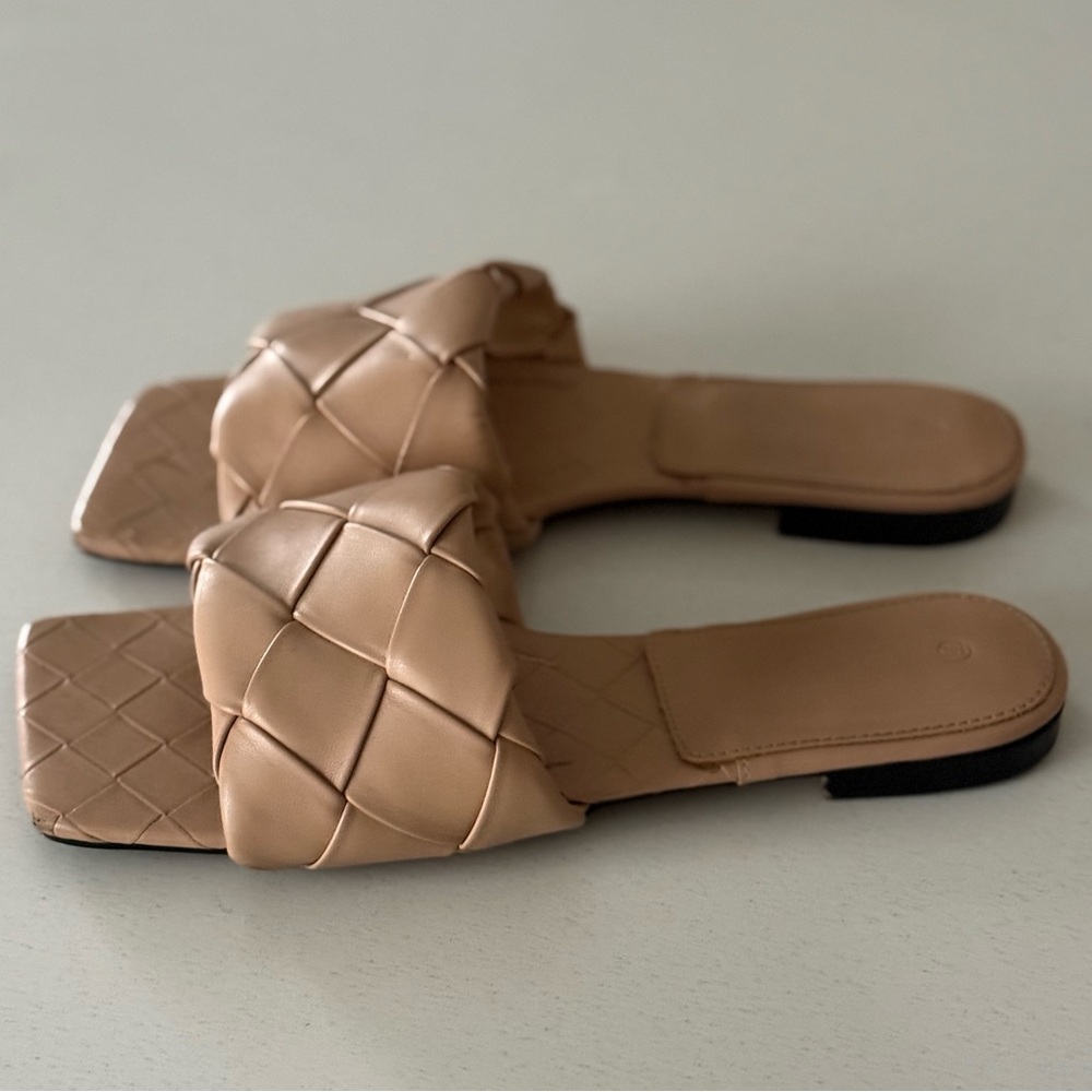 Amazon Woven Sandal (Bo++ega dup3)